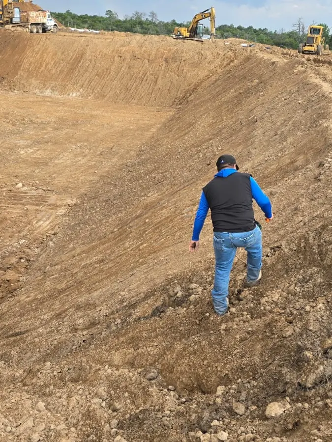 Supervisor en el talud de un vaso de la obra de Xotla