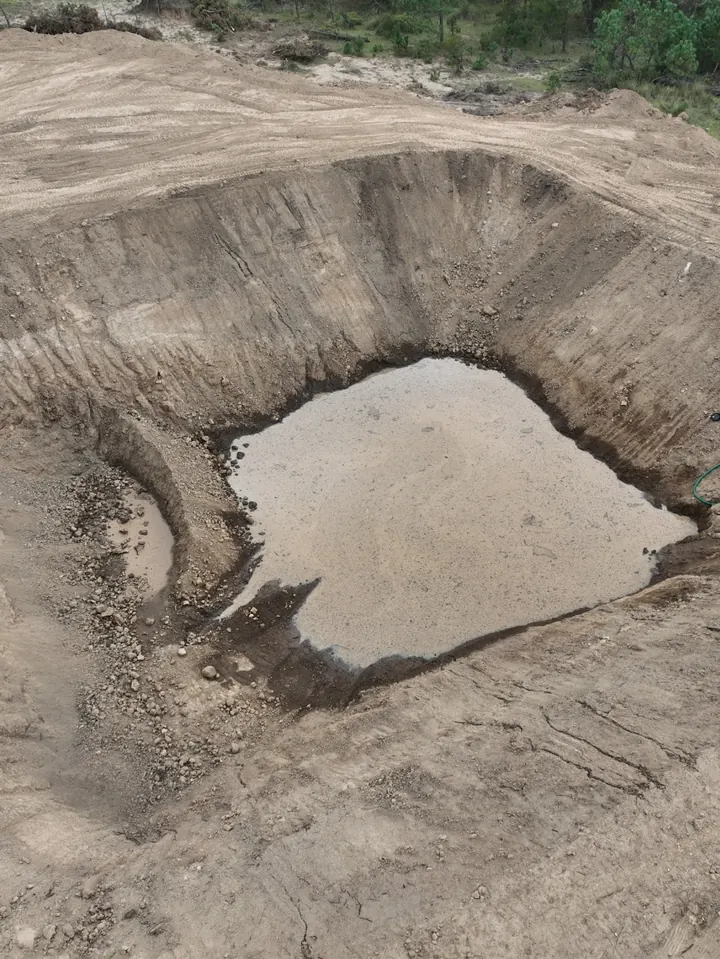 Vaso excavado con agua de lluvia en la obra de Xotla