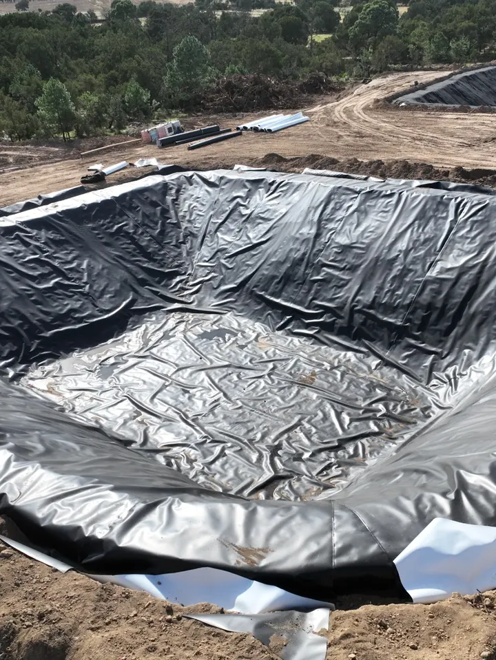 Vaso con geomembrana en la obra de Xotla, vista aérea
