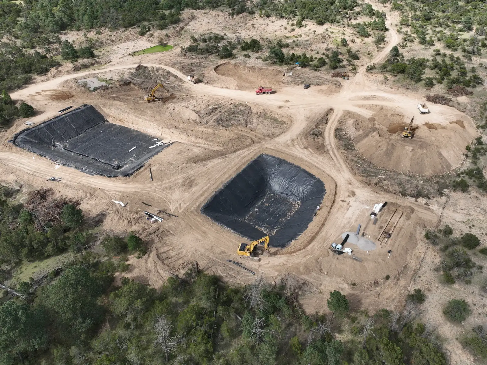 Vista aérea de la obra de Xotla en Atlangatepec, Tlaxcala, con dos vasos revestidos de geomembrana