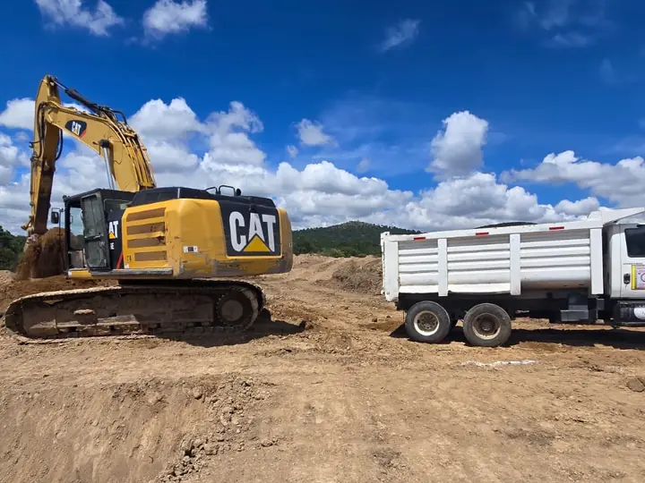 Carga de material en camión de volteo