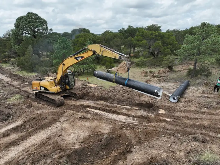 Maniobra de tubería con excavadora