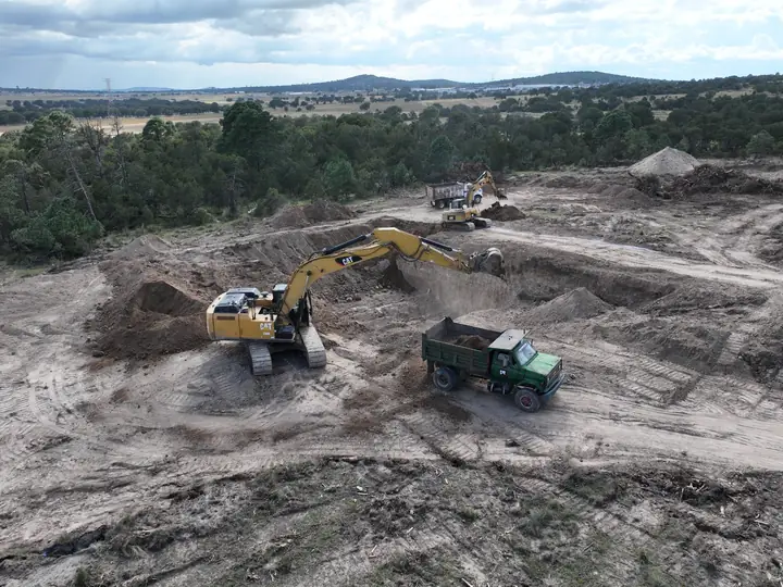 Excavadora y camión en la primera excavación