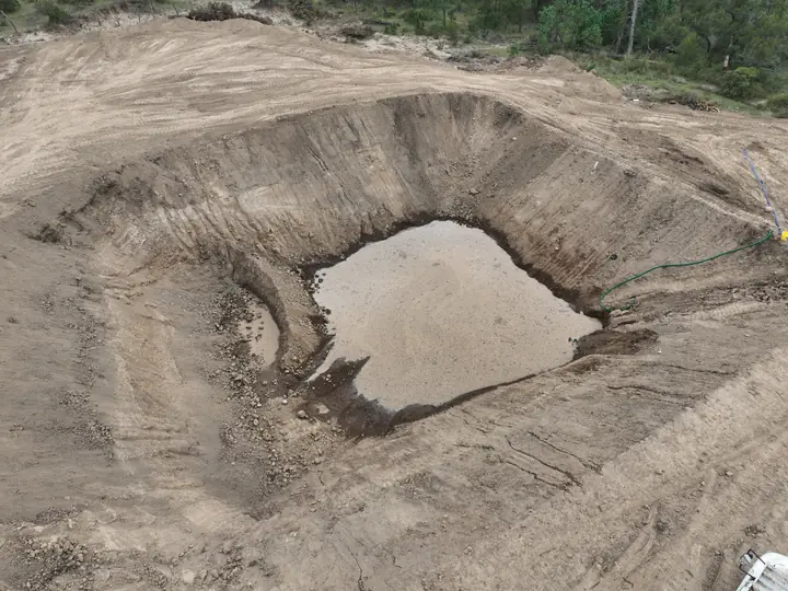 Vaso excavado con agua de lluvia