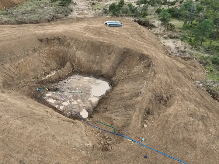 Vaso excavado con mangueras de bombeo