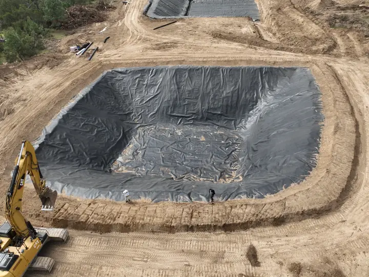 Vaso revestido y excavadora, vista aérea