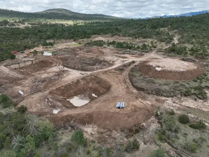 Vista aérea de los vasos en excavación