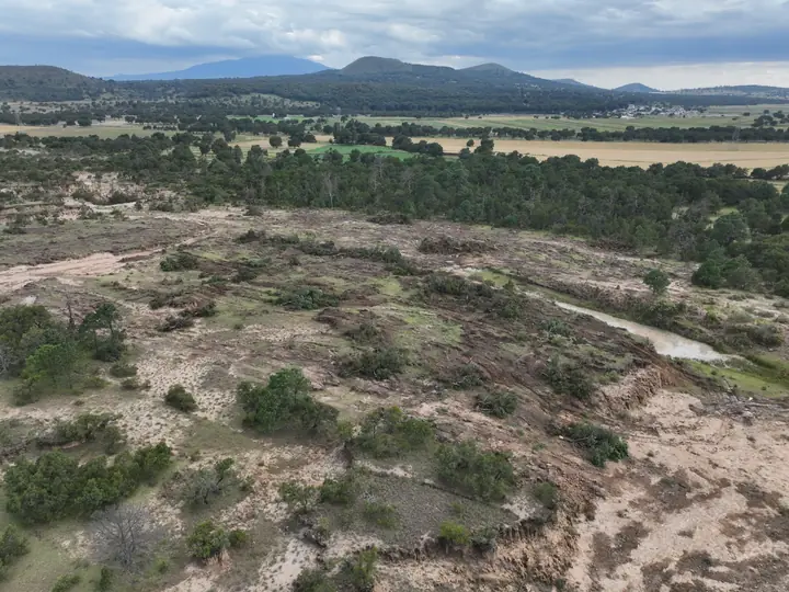 Vista aérea del predio al inicio de la obra